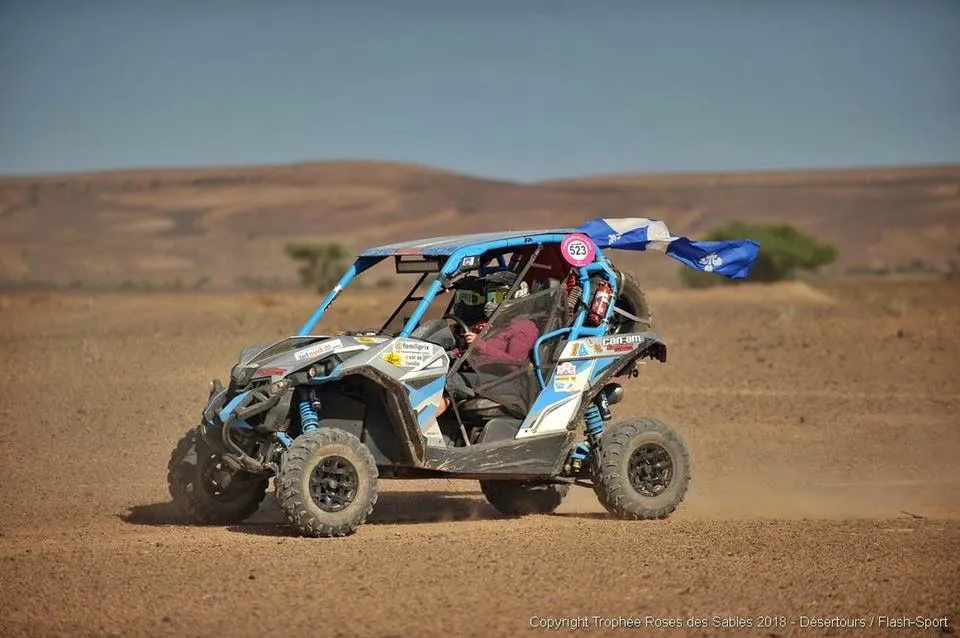 SSV en route dans le désert au trophée rose des sables