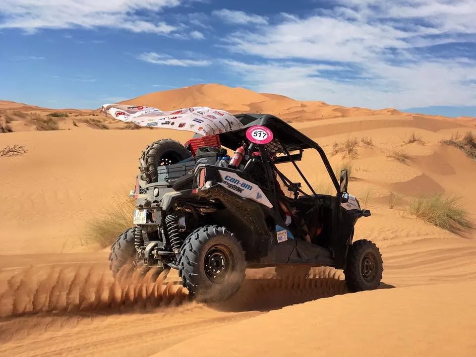 SSV en route dans le désert au trophée rose des sables